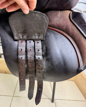 Load image into Gallery viewer, 17” Medium/Changeable Gullet Bates Caprilli Jump Saddle - Brown