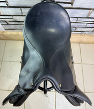Load image into Gallery viewer, 17 1/2” Medium/Changeable Gullet Bates Caprilli GP Saddle - Black