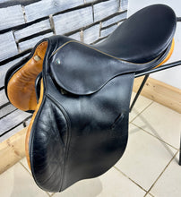 Load image into Gallery viewer, 18” MW (Fit 31) Stubben Siegfried Extra GP/Jump Saddle - Black/Tan