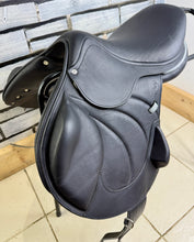 Load image into Gallery viewer, 16 1/2” MW Antares Connexion Monoflap Pony Jump Saddle - Black - Medium Wide