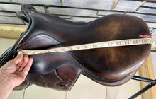 Load image into Gallery viewer, 17” +1 (MW) Equipe Synergy Jump Saddle - Brown - Double Flap
