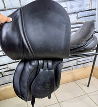 Load image into Gallery viewer, 18” Wide Jeffries Falcon Hawk Event Saddle - Black