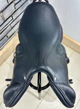 Load image into Gallery viewer, 17 1/2” MW Voltaire Lexington Monoflap Jump Saddle - Black