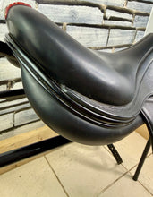 Load image into Gallery viewer, 17” +4 (XW) Equipe Monoflap Jump Saddle - Black -2018- Immaculate-Patent Trim