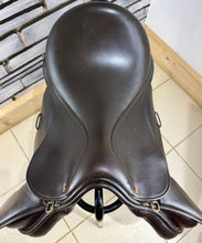 Load image into Gallery viewer, 17 1/2” Medium Morris &amp; Nolan High Wither Gold GP Saddle - Brown
