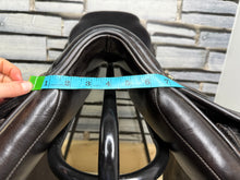 Load image into Gallery viewer, 17 1/2” Medium Albion Kontrol Forward Flap Jump Saddle - Brown