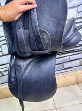 Load image into Gallery viewer, 16 1/2” XXW Geoffrey Gibson English Cob GP Saddle - Black