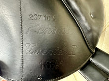 Load image into Gallery viewer, 16 1/2” Wide  Kentaur Eventer I Monoflap Jump/XC Saddle - Black