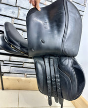 Load image into Gallery viewer, 17 1/2” Wide Ideal International Event Saddle - Black