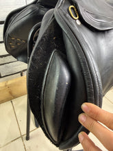Load image into Gallery viewer, 18” MW Albion Kontact Monoflap Jump Saddle - Black - Moveable Blocks