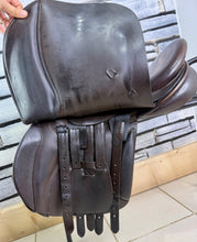 Load image into Gallery viewer, 17” Wide Farrington Burford Event Cob Saddle - Brown