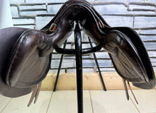 Load image into Gallery viewer, 16 1/2” Global Saddlery English 1 1/4 St/8kg Weighted Racing Saddle - Brown