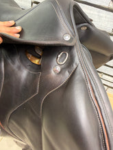 Load image into Gallery viewer, 17 1/2” MW Devoucoux Chiberta O Jump Saddle - Brown