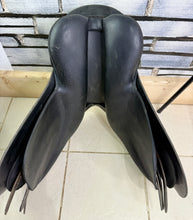 Load image into Gallery viewer, 17” Wide/Changeable Gullet Wintec 2000 GP Saddle - Black