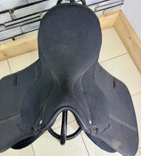 Load image into Gallery viewer, 16 1/2” MW Synthetic Lightwieght GP Saddle - Black