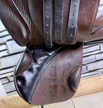 Load image into Gallery viewer, 17” 32/Wide Stubben Juventus Jump Saddle - Brown