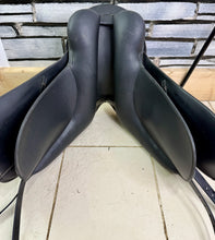 Load image into Gallery viewer, 16 1/2” Medium/Changeable Gullet Wintec Dressage Saddle - Black - Any width - N-XW