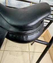 Load image into Gallery viewer, 17” MW Southern Stars Monoflap Jump Saddle - Black