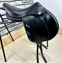 Load image into Gallery viewer, 17 1/2” MW Voltaire Lexington Monoflap Jump Saddle - Black
