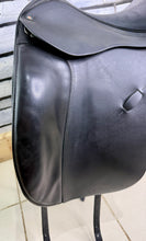 Load image into Gallery viewer, 16 1/2” MW Farrington Centreline Dressage Saddle - Black