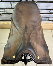 Load image into Gallery viewer, 15 1/2” XW Extra Wide Fylde Hayden Show/Working Hunter Saddle -Brown- Suede Top