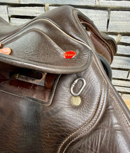 Load image into Gallery viewer, 16 1/2” Changeable Gullet Whitaker Barnsley Pony Jumping Saddle - Brown