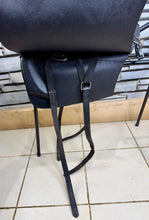 Load image into Gallery viewer, Portuguese Leather Treeless Saddle - Moveable/Changeable Panels - Wide - Black