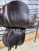 Load image into Gallery viewer, 17” Medium Farrington Burford Event Saddle - Brown