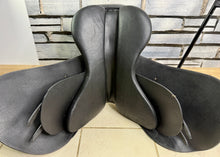 Load image into Gallery viewer, 18” J&amp;M Suede Top English Polo Saddle - Black