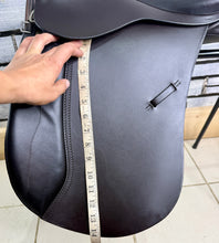 Load image into Gallery viewer, 16 1/2” Medium Colt Saddlery WH Saddle -Brown- Show Hack/ROR