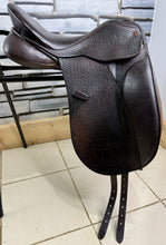 Load image into Gallery viewer, 17” MW Spalding Britannica Cadence Dressage Saddle - Brown