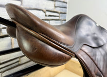 Load image into Gallery viewer, 17” MW Frank Baines Jump Saddle - Brown