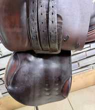 Load image into Gallery viewer, 17 1/2” MW Frank Baines Elan Close Contact Jump Saddle - Brown