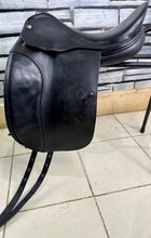 Load image into Gallery viewer, 17” MW Harry Dabbs True Brit Dressage Saddle - Black