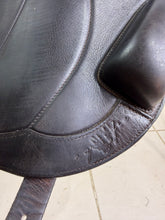 Load image into Gallery viewer, 17” +1 (MW) Equipe Synergy Monoflap Jump Saddle - Brown -2018