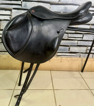 Load image into Gallery viewer, 17 1/2” W-XW Changeable Gullet Kent &amp; Masters Monoflap Jump Saddle - Black