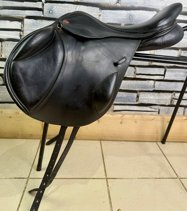 17 1/2” W-XW Changeable Gullet Kent & Masters Monoflap Jump Saddle - Black