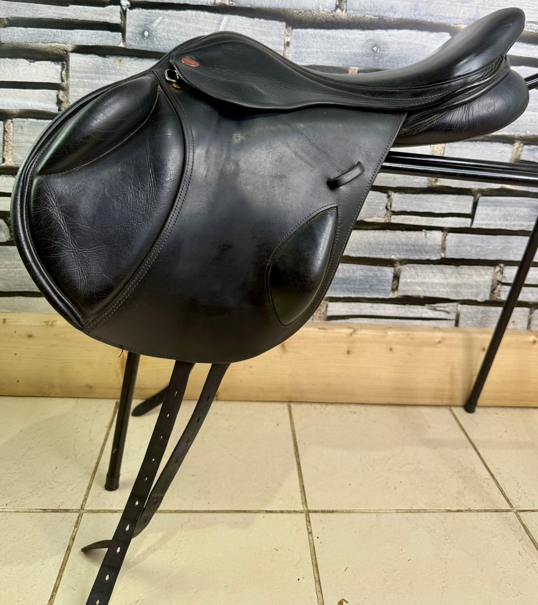17 1/2” W-XW Changeable Gullet Kent & Masters Monoflap Jump Saddle - Black
