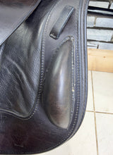 Load image into Gallery viewer, 17” MW Black Country Vinici Monoflap Jump Saddle - Brown - Flocked Close Contact