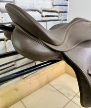 Load image into Gallery viewer, 16 1/2” Wide/Changeable Gullet Wintec Pony GP Saddle - Brown