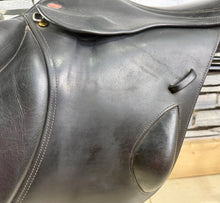 Load image into Gallery viewer, 17 1/2” W-XW Changeable Gullet Kent &amp; Masters Monoflap Jump Saddle - Black