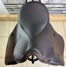 Load image into Gallery viewer, 16 1/2” Medium Colt Saddlery WH Saddle -Brown- Show Hack/ROR