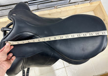 Load image into Gallery viewer, 17 1/2” Wide +2 Equipe Emporio Monoflap 2018 Dressage Saddle - Black