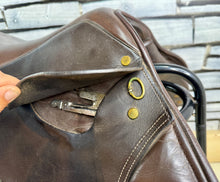 Load image into Gallery viewer, 16 1/2” Medium English Close Contact Jump Saddle - Black