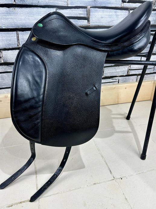17” Medium Prestige Hippos Dressage Saddle - Black