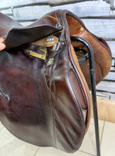 Load image into Gallery viewer, 17 1/2” C (MW) Stubben Siegfried II Jump Saddle - Brown
