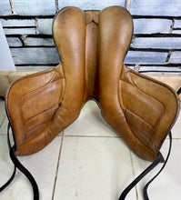 Load image into Gallery viewer, 17” MW Black Country Vinici Monoflap Jump Saddle - Brown