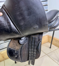 Load image into Gallery viewer, 17 1/2” Medium Albion Legend Jump Saddle - Black