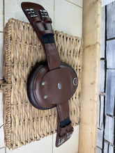 Load image into Gallery viewer, S/H 65cm/26” Prestige Narrow Doughnut A52 RP Leather Girth
