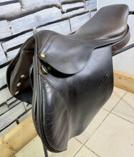 Load image into Gallery viewer, 18” Wide GFS Close Contact Jump Saddle - Brown - Double Flap